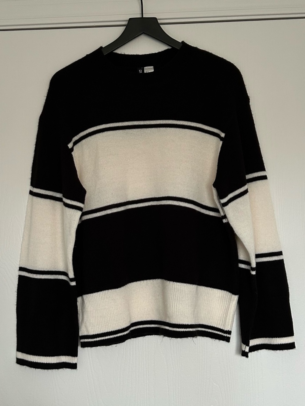 Black and White Striped Sweater - H&M Divided - Size M